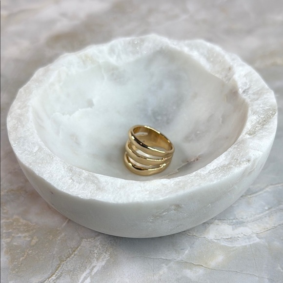 Elegant Gold-Tone Women's Ring - Picture 1 of 6